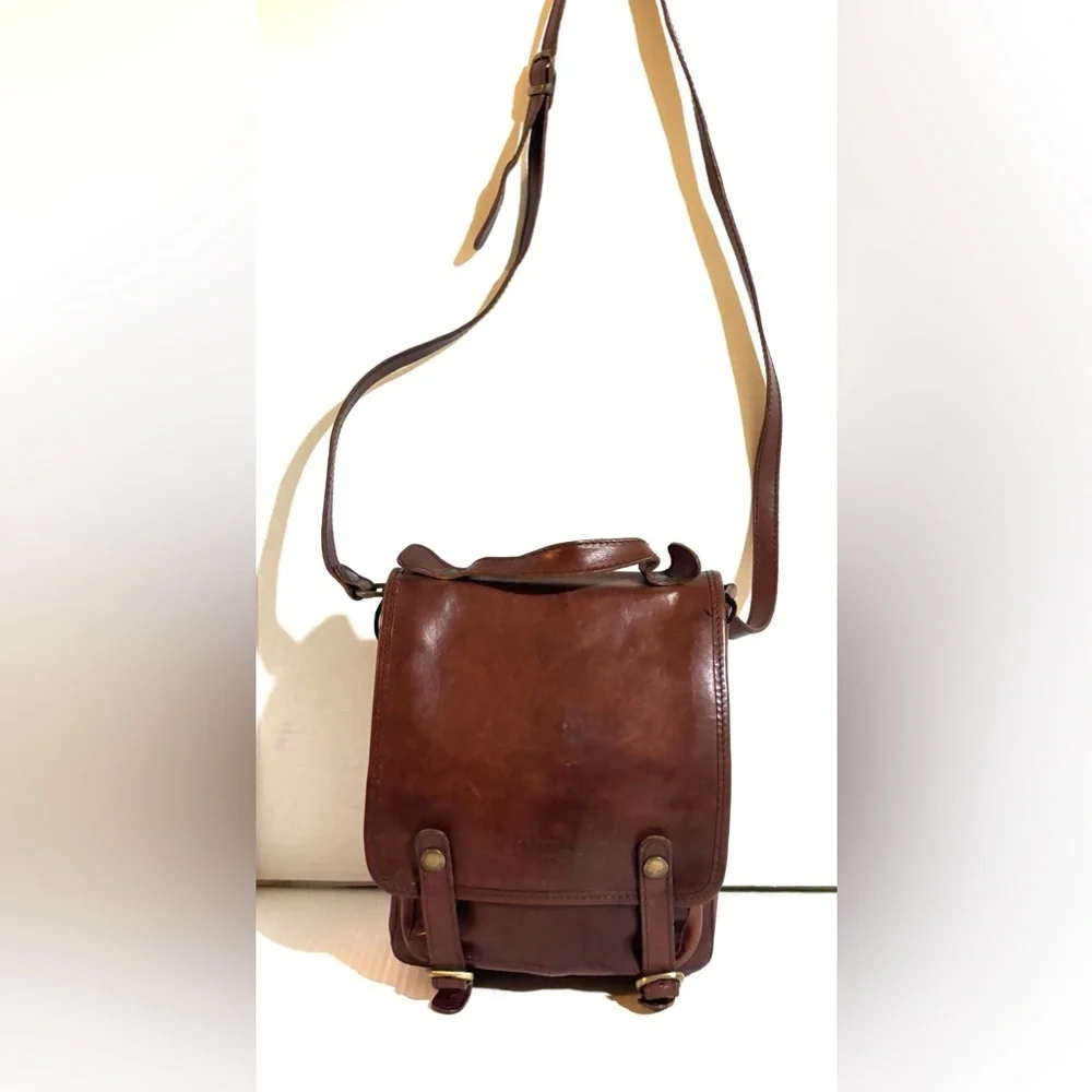 I medici unisex Brown distressed Leather Crossbody Bag
